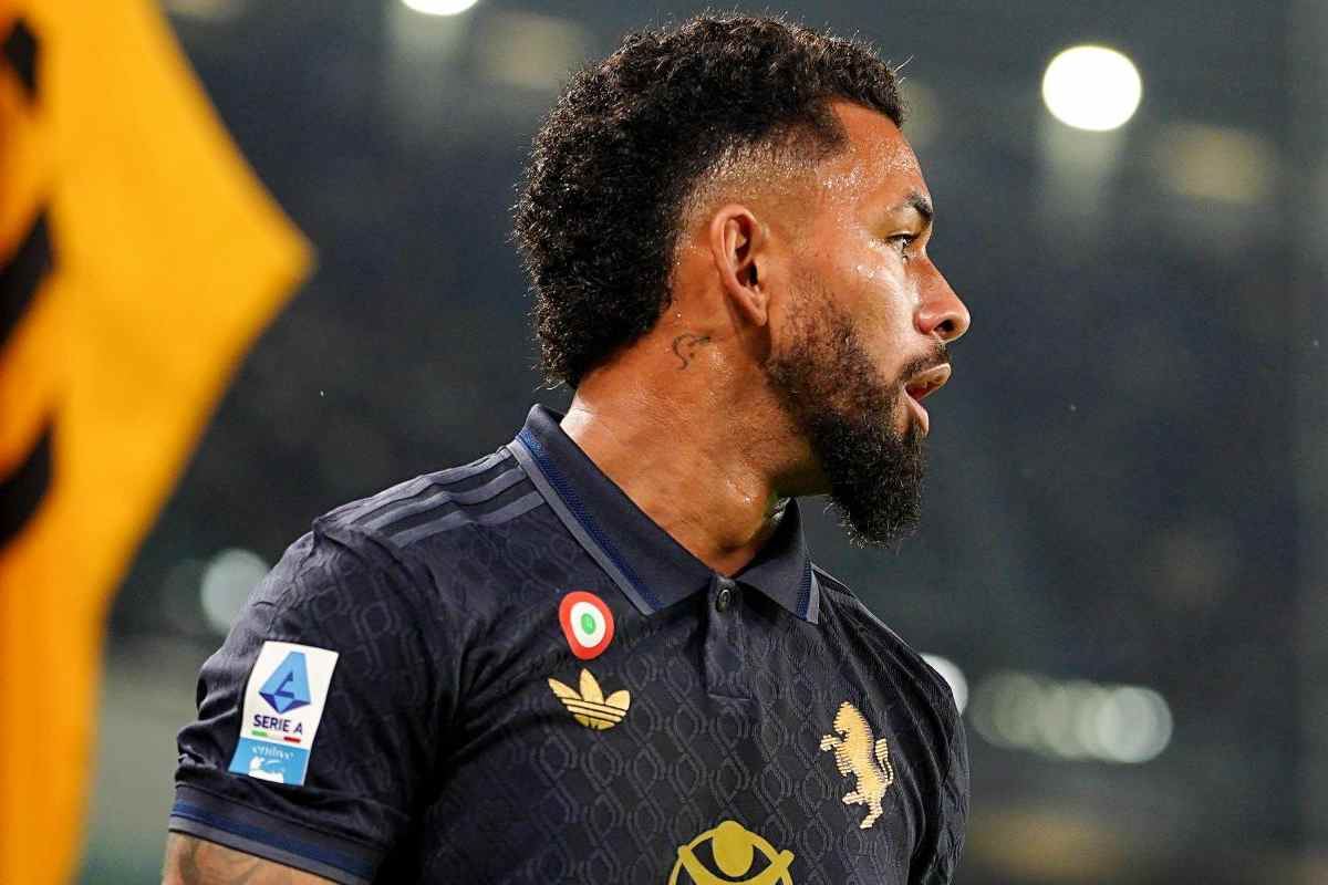 Douglas Luiz in campo con la Juventus