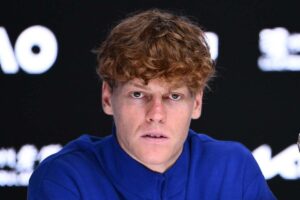 Jannik Sinner perplesso in conferenza stampa