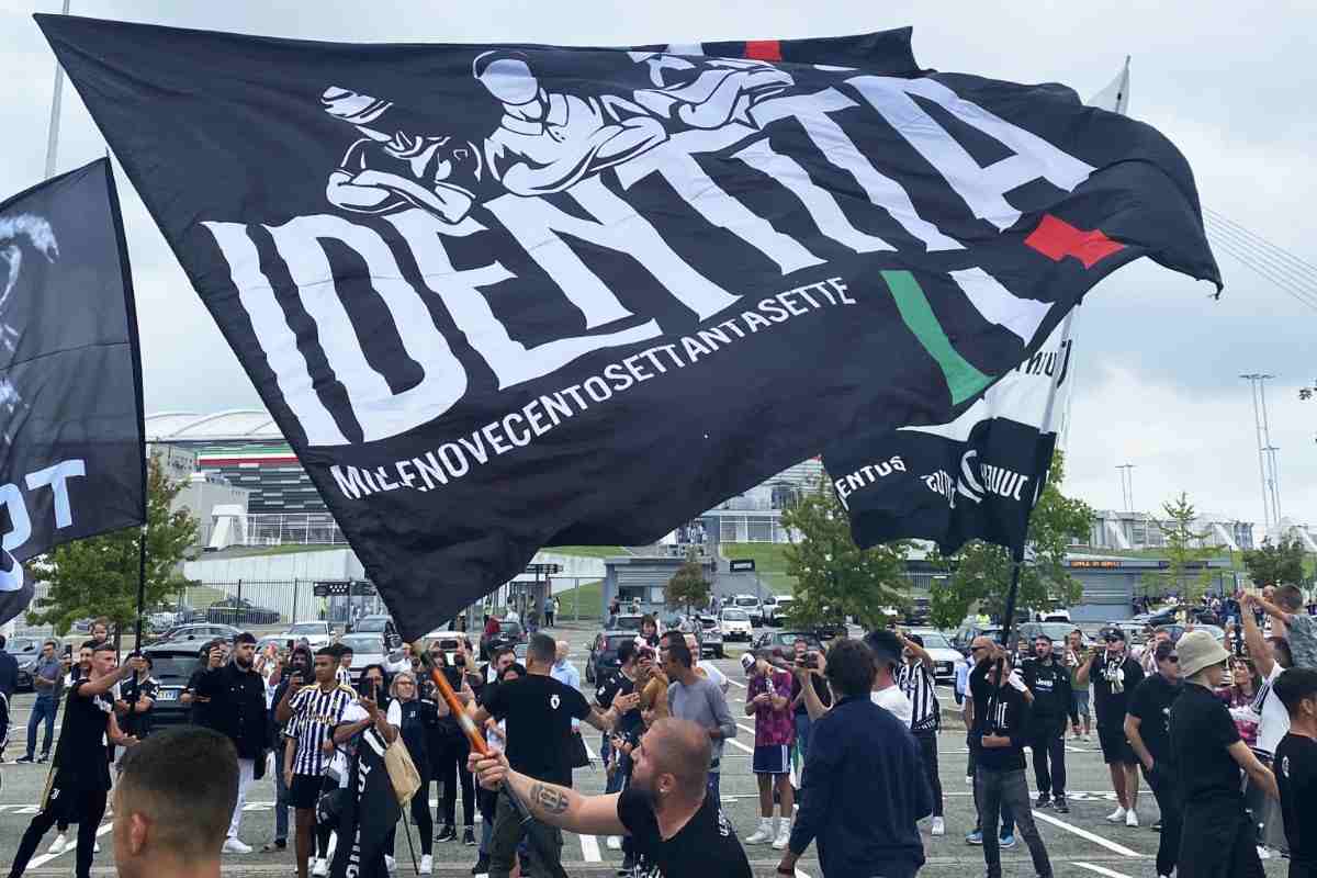 Tifosi della Juve con la bandiera
