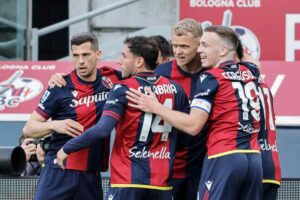 I giocatori del Bologna esultano dopo un gol