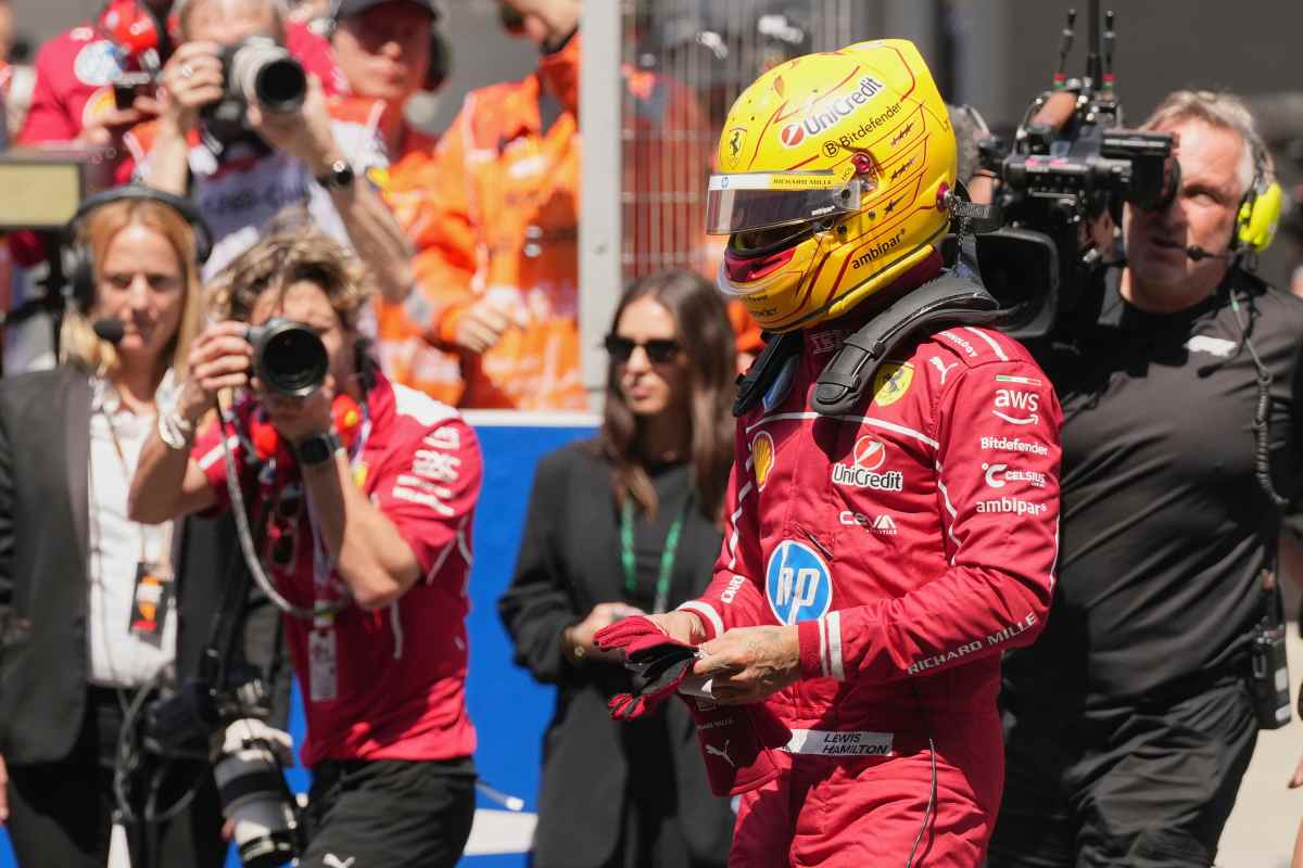 Lewis Hamilton circondato dai giornalisti