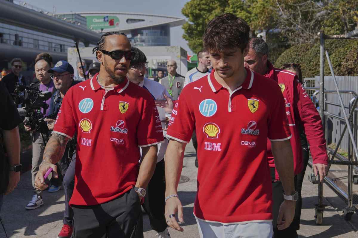 Lewis Hamilton e Charles Leclerc camminano affiancati