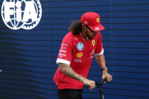 Lewis Hamilton con il monopattino