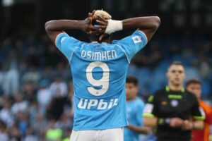 Victor Osimhen si dispera