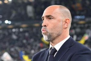 Igor Tudor osserva dalla panchina