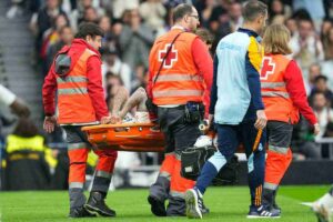 calciatore soccorso in campo in barella