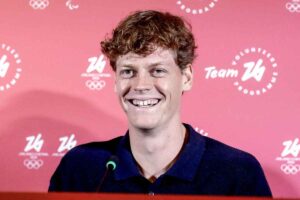 Jannik Sinner sorridente in conferenza stampa