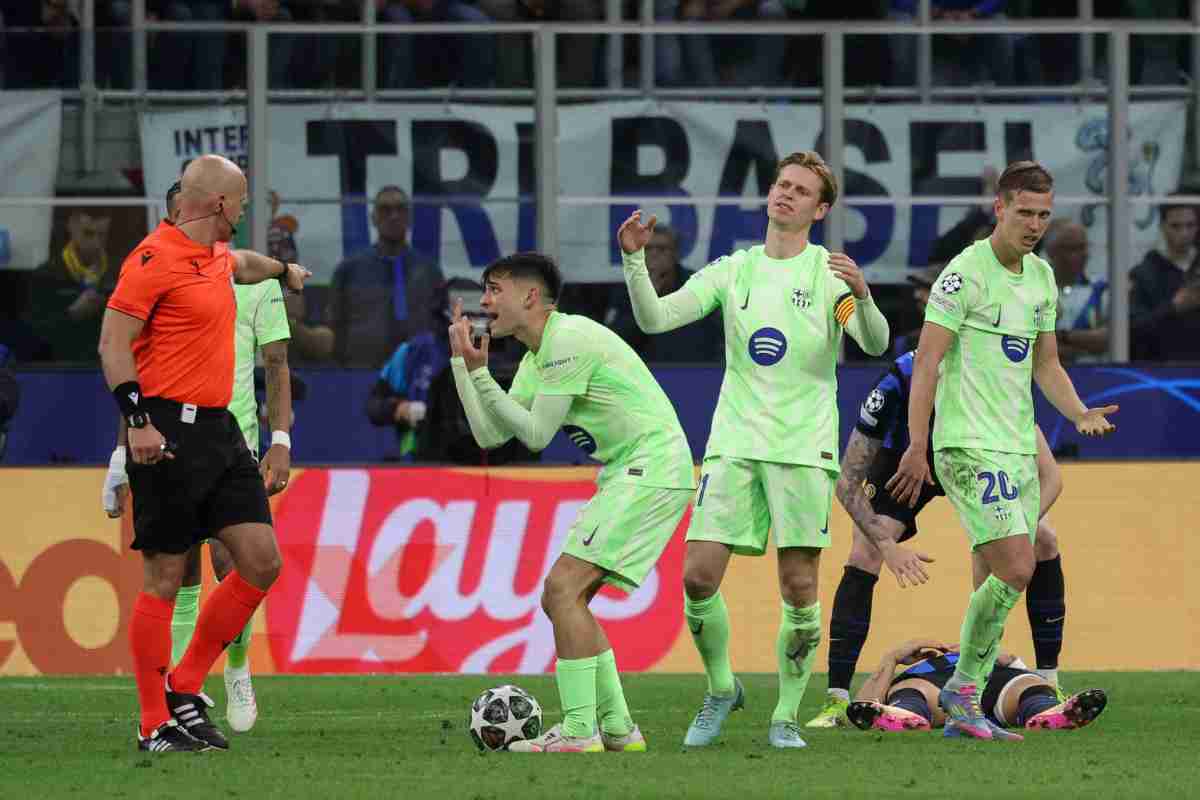 I giocatori del Barcellona protestano con l'arbitro