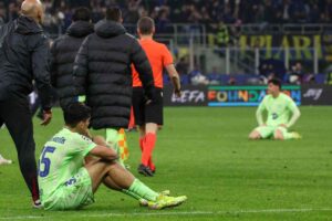 Giocatori del Barcellona a terra dopo il ko in semifinale Champions