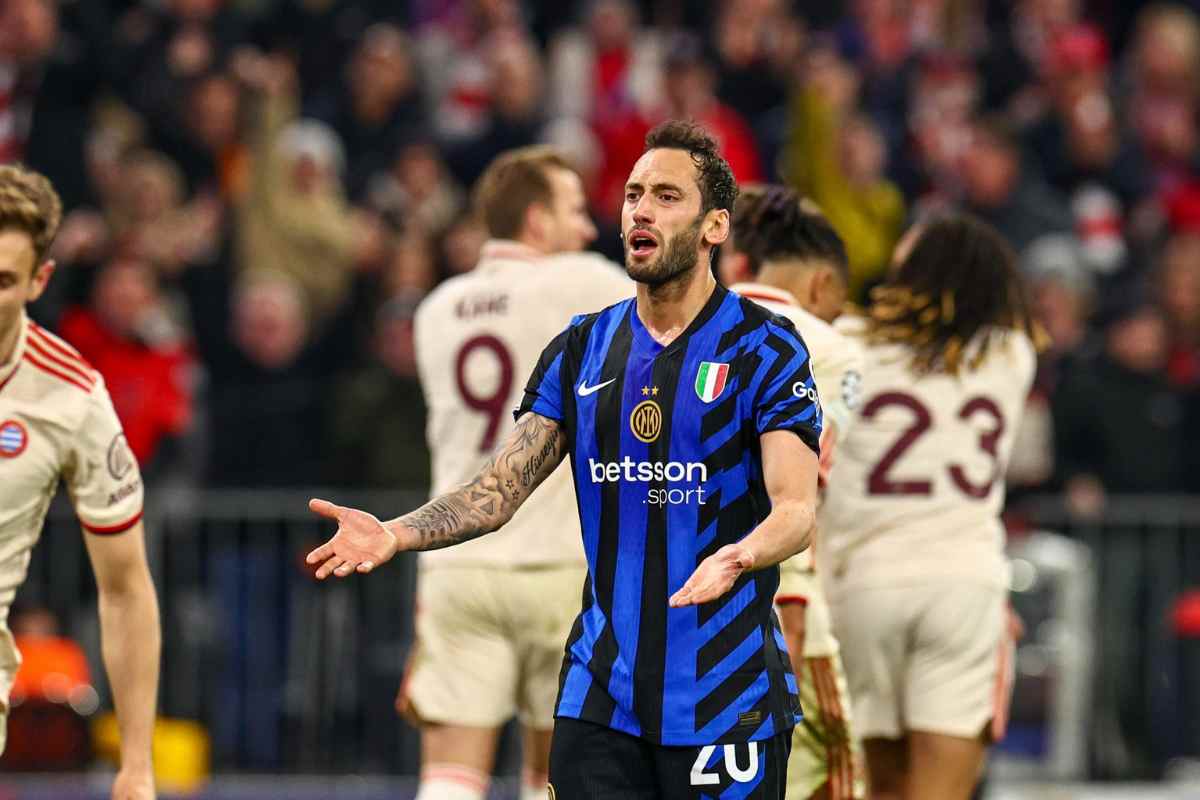 Hakan Calhanoglu si lamenta con l'arbitro