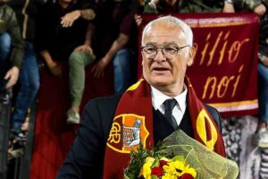 Claudio Ranieri con la sciarpa della Roma