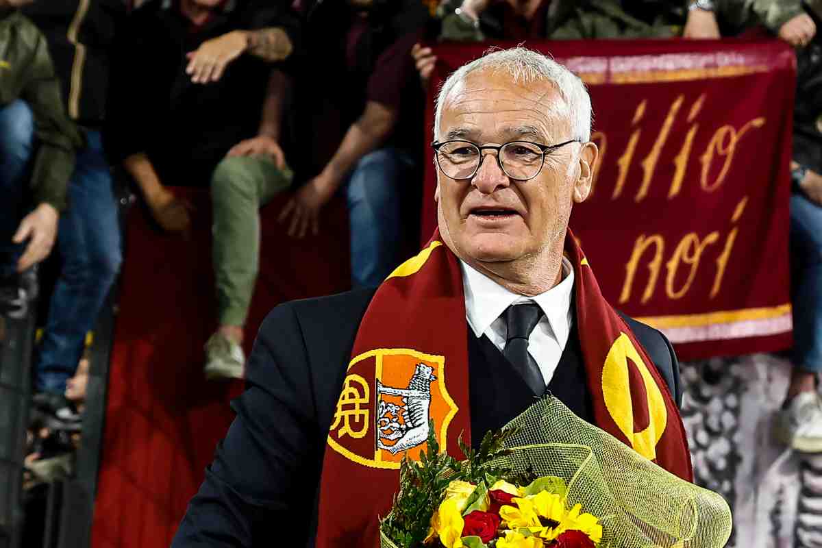 Claudio Ranieri con la sciarpa della Roma