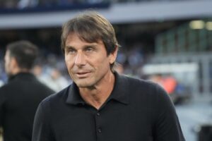 Antonio Conte con lo sguardo sereno
