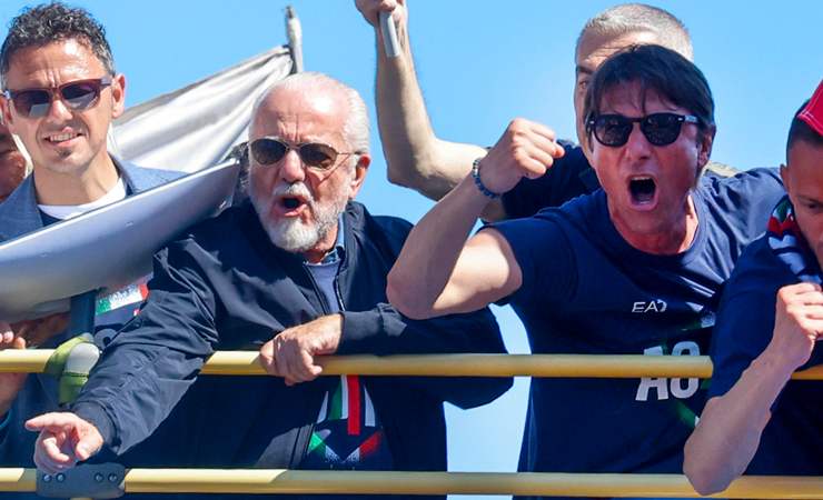 Conte e De Laurentiis durante la festa Scudetto del Napoli