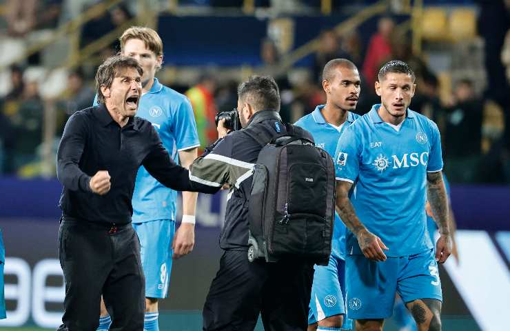 Conte e giocatori esultano
