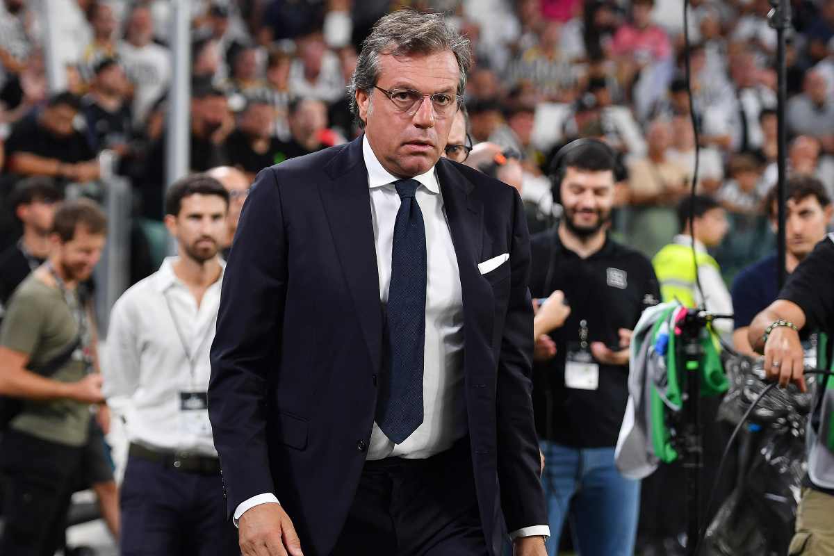 Cristiano Giuntoli cammina
