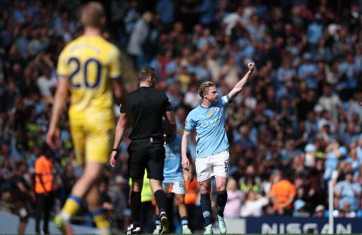 Kevin De Bruyne saluta il pubblico