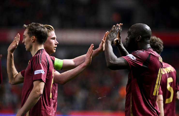 De Bruyne e Lukaku esultano