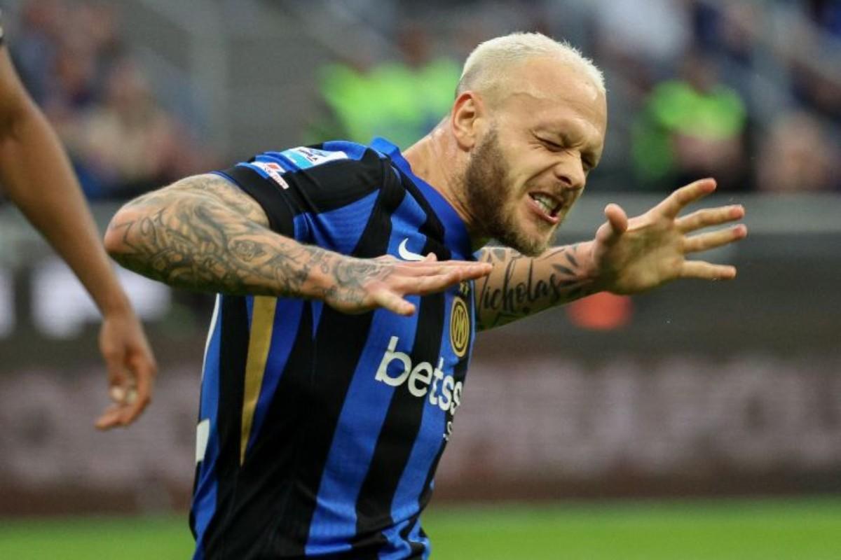 Federico Dimarco sofferente in campo
