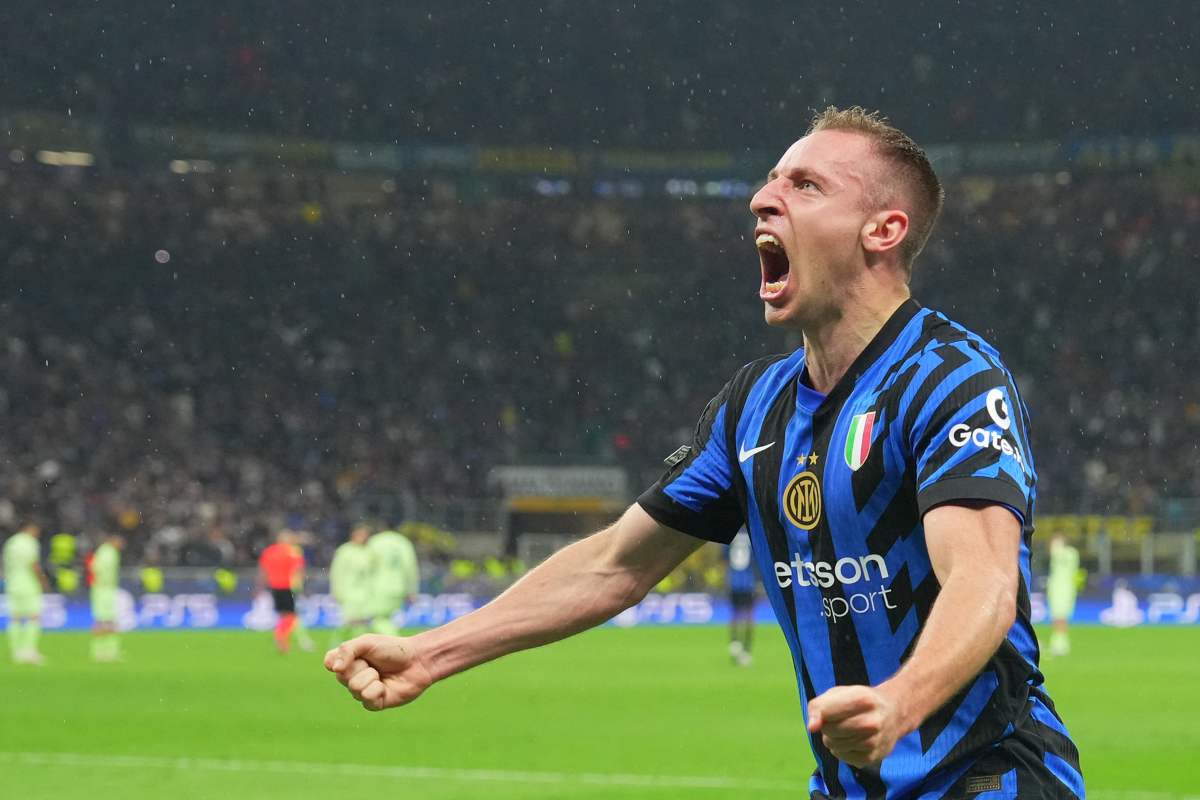 Davide Frattesi esulta dopo il gol al Barcellona