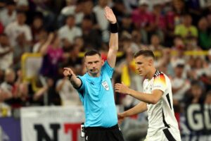 Arbitro sancisce un fuorigioco