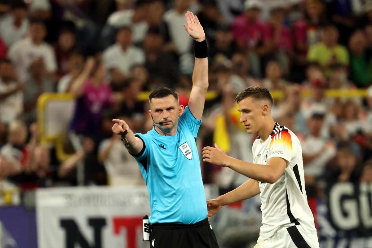 Arbitro sancisce un fuorigioco