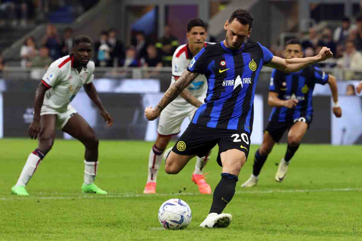 Calhanoglu calcia un rigore