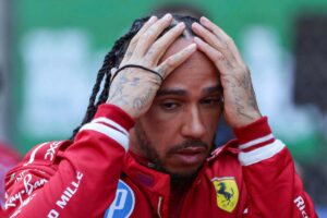 Il pilota Lewis Hamilton con le mani tra i capelli