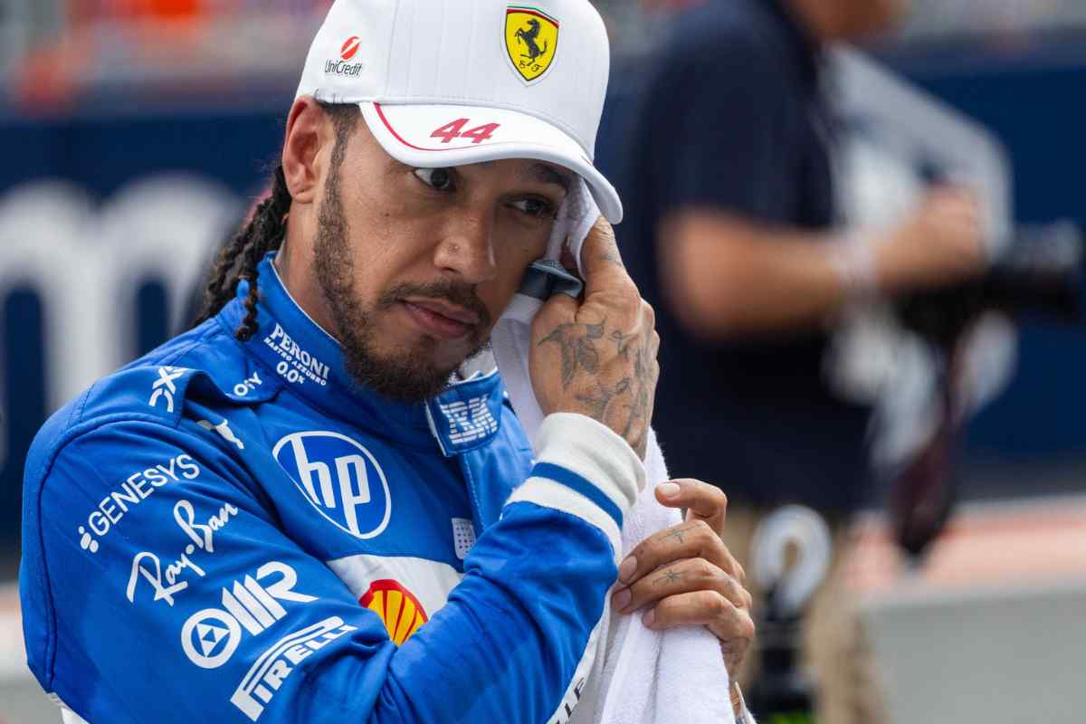 Lewis Hamilton si asciuga il sudore dopo il GP