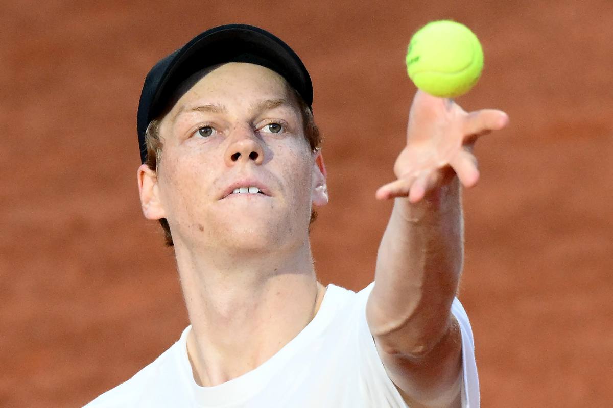 Jannik Sinner al servizio