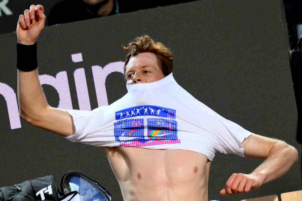 Jannik Sinner si cambia la maglietta