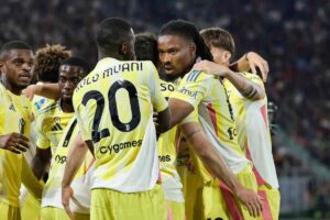 I giocatori della Juve si abbracciano dopo un gol