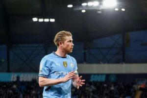 Kevin De Bruyne applaude