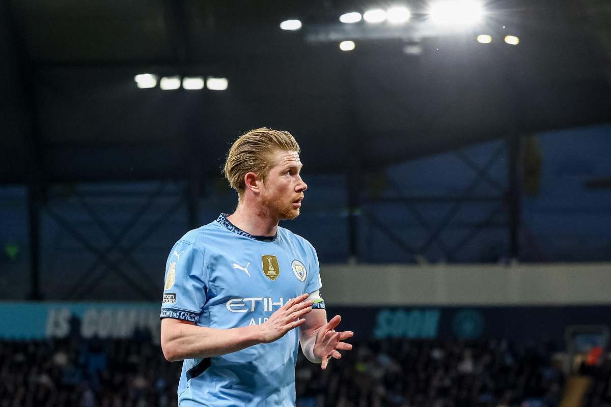 Kevin De Bruyne applaude