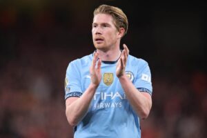 Kevin De Bruyne applaude