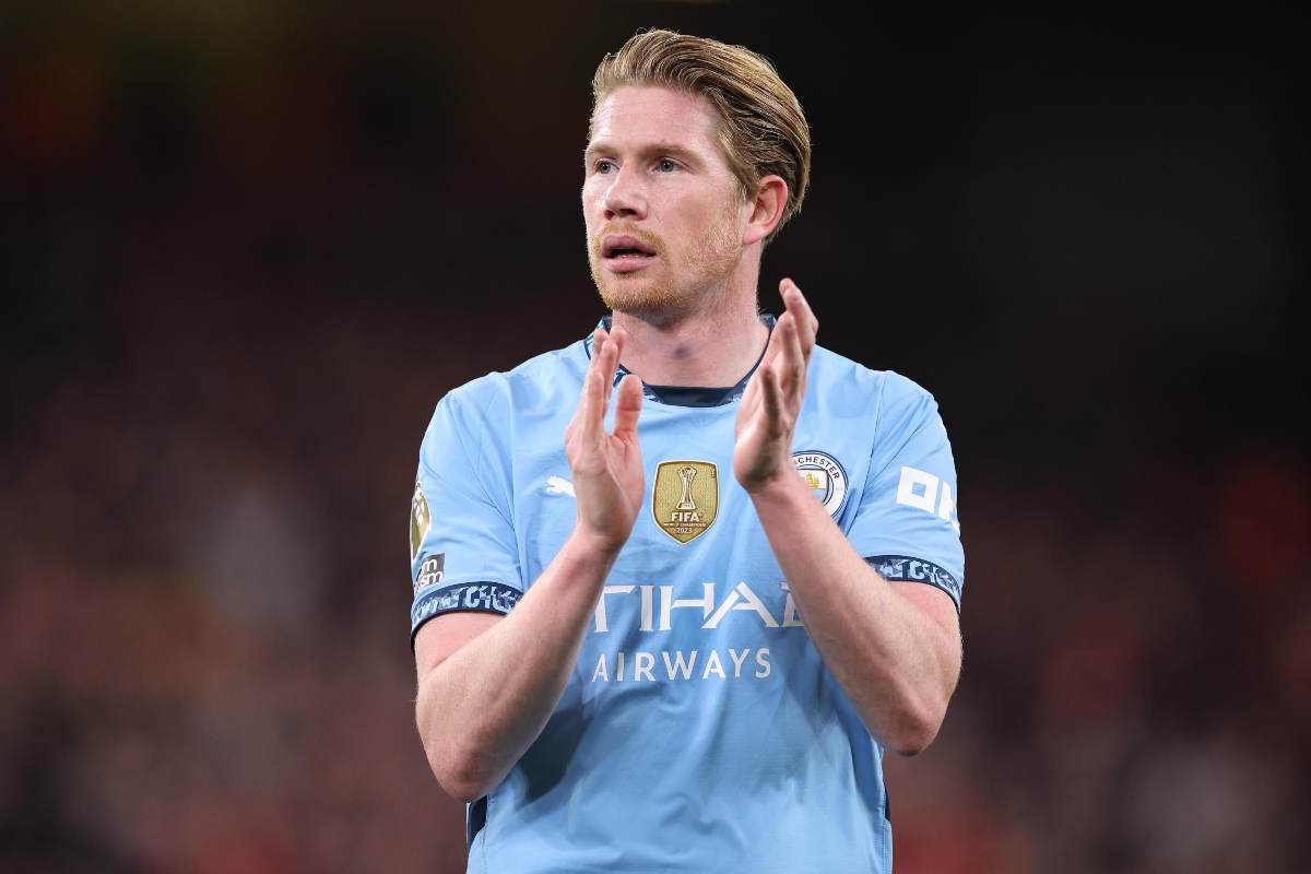 Kevin De Bruyne applaude