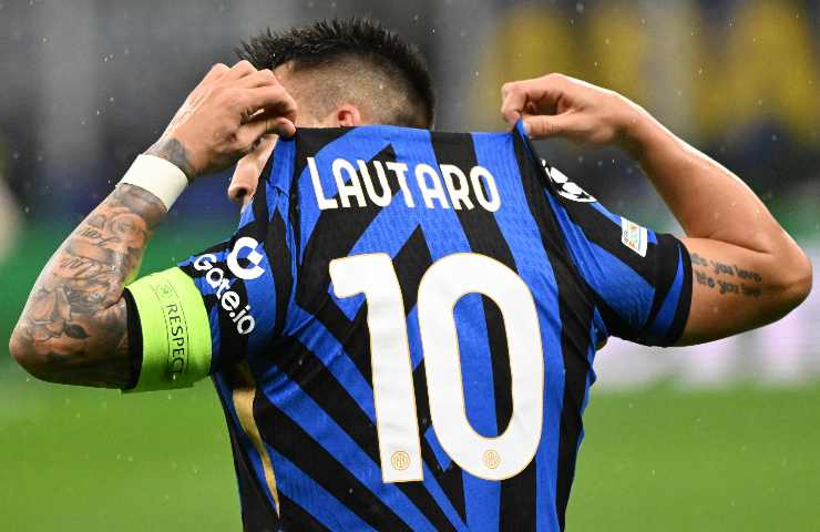 Lautaro Martinez mostra il numero