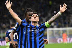 Lautaro Martinez a braccia aperte