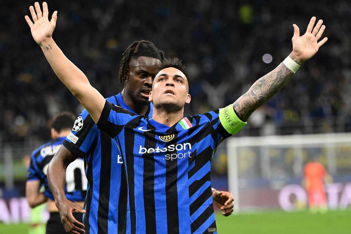 Lautaro Martinez a braccia aperte