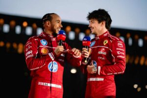 Leclerc e Hamilton con la tuta Ferrari