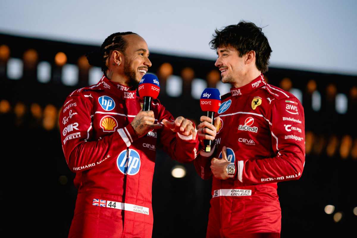 Leclerc e Hamilton con la tuta Ferrari