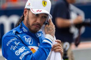 Lewis Hamilton con la tuta Ferrari