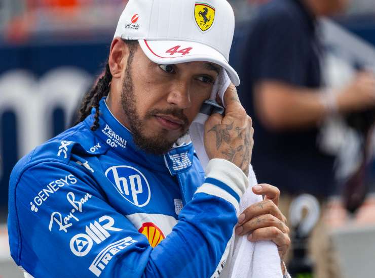 Il pilota della Ferrari Lewis Hamilton