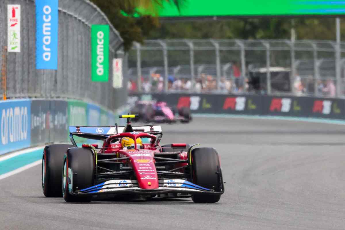 Lewis Hamilton alla guida della Ferrari