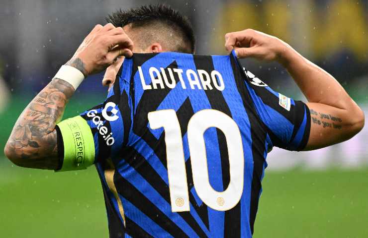 Lautaro Martinez mostra la maglia