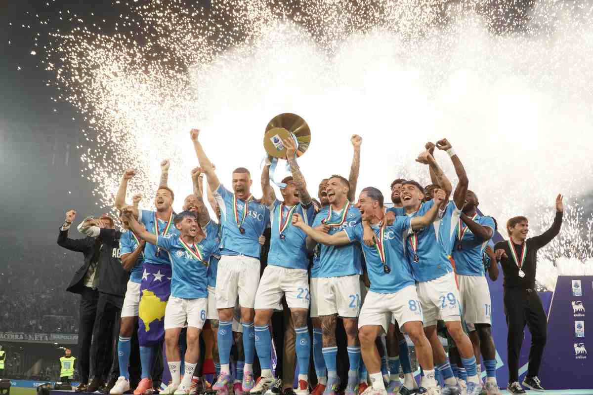 Giocatori del Napoli alzano la coppa