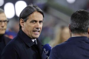 Simone Inzaghi mentre comunica con il suo staff