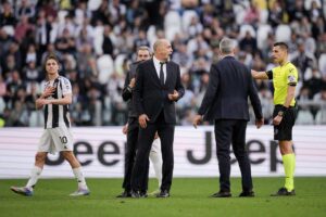 Le proteste della Juventus dopo l'espulsione di Yildiz