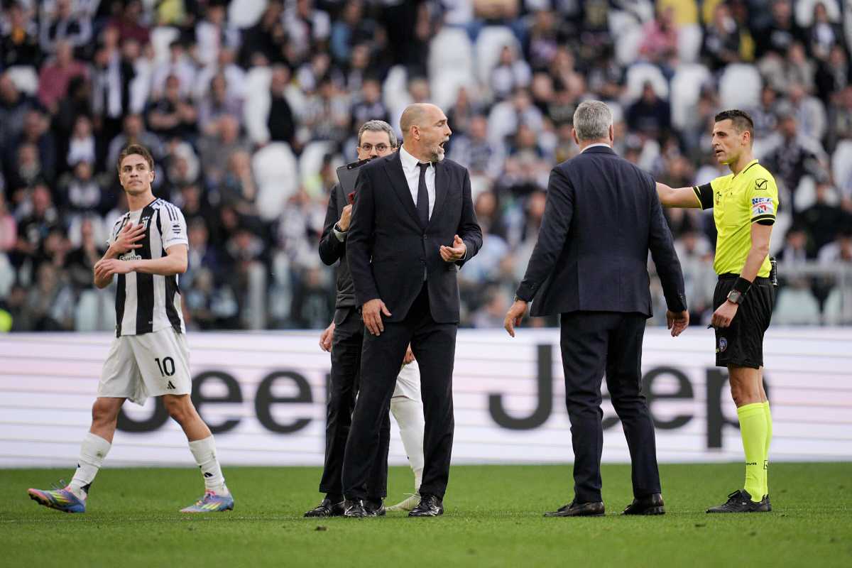 Le proteste della Juventus dopo l'espulsione di Yildiz