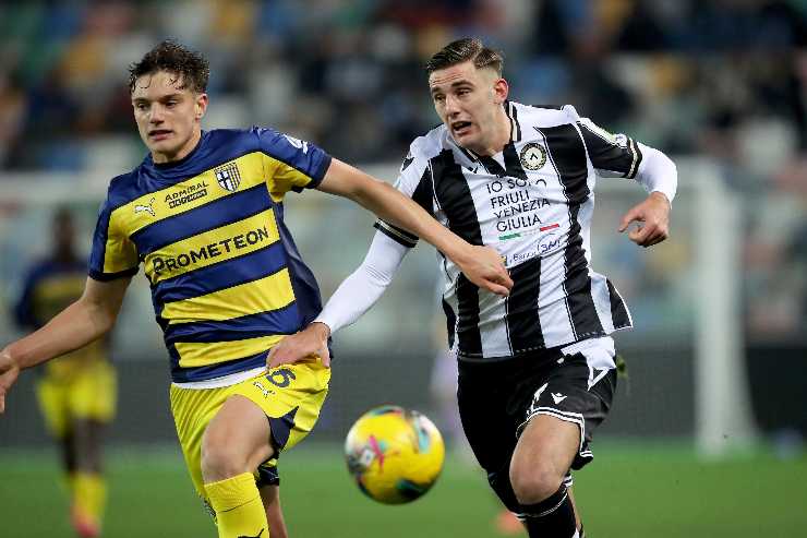 Giovanni Leone contrasta Lorenzo Lucca in Udinese-Parma